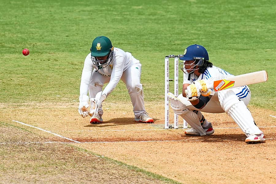 <div class="paragraphs"><p>ಚೆನ್ನೈನಲ್ಲಿ ನಡೆಯುತ್ತಿರುವ ಮಹಿಳಾ ಟೆಸ್ಟ್ ಕ್ರಿಕೆಟ್ ಪಂದ್ಯದಲ್ಲಿ ಭಾರತದ ಬ್ಯಾಟರ್ ರಿಚಾ ಘೋಷ್ ಆಟದ ವೈಖರಿ&nbsp; </p></div>