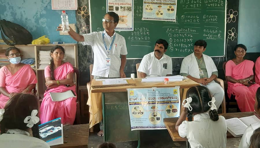 ಶ್ರೀರಂಗಪಟ್ಟಣ ತಾಲ್ಲೂಕಿನ ಬಿದರಹಳ್ಳಿ ಗ್ರಾಮದ ಸರ್ಕಾರಿ ಹಿರಿಯ ಪ್ರಾಥಮಿಕ ಶಾಲೆಯಲ್ಲಿ ತಾಲ್ಲೂಕು ಆರೋಗ್ಯಾಧಿಕಾರಿಗಳ ಕಚೇರಿ ಮತ್ತು ಮಹದೇವಪುರ ಪ್ರಾಥಮಿಕ ಆರೋಗ್ಯ ಕೇಂದ್ರದ ಸಹಯೋಗದಲ್ಲಿ ಶನಿವಾರ ಏರ್ಪಡಿಸಿದ್ದ ಡೆಂಗಿ ಜ್ವರ ನಿಯಂತ್ರಣ ಮತ್ತು ಮುಂಜಾಗ್ರತಾ ಕಾರ್ಯಕ್ರಮದಲ್ಲಿ ಕ್ಷೇತ್ರ ಆರೋಗ್ಯ ಶಿಕ್ಷಣಾಧಿಕಾರಿ ಎಸ್.ಡಿ. ಬೆನ್ನೂರ ಸೊಳ್ಳೆಗಳ ಲಾರ್ವಾ ಪ್ರದರ್ಶಿಸಿದರು