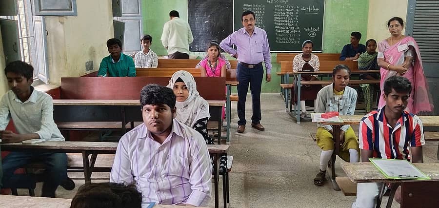 ಕೋಲಾರದ ಬಾಲಕರ ಸರ್ಕಾರಿ ಪದವಿಪೂರ್ವ ಕಾಲೇಜಿನ ಕೇಂದ್ರದಲ್ಲಿ ಶುಕ್ರವಾರ ಎಸ್ಎಸ್ಎಲ್ಸಿ ಪರೀಕ್ಷೆ–2 ಬರೆಯಲು ಸಿದ್ಧವಾಗಿದ್ದ ವಿದ್ಯಾರ್ಥಿಗಳು