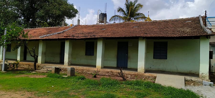 ಚಿಕ್ಕಮಗಳೂರಿನ ಐ.ಜಿ.ರಸ್ತೆಯ ಸರ್ಕಾರಿ ಉರ್ದು ಶಾಲೆ ಮೇಲ್ಛಾವಣಿ ದುರಸ್ತಿಗೆ ಕಾದಿರುವುದು