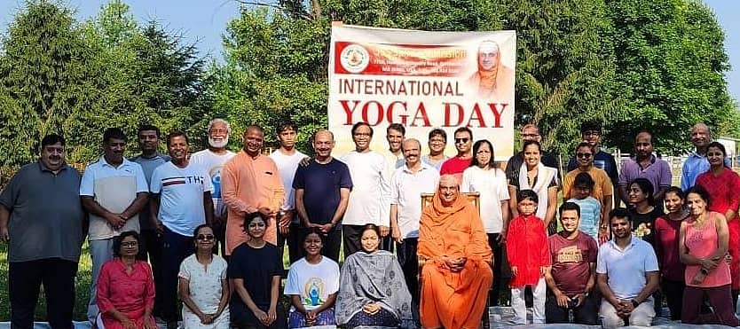 ಅಮೆರಿಕದ ಮೇರಿಲ್ಯಾಂಡ್ನ ಗೇಥರ್ಸ್ಬರ್ಗ್ನಲ್ಲಿರುವ ಜೆಎಸ್ಎಸ್ ಅಧ್ಯಾತ್ಮಕ ಶಿವರಾತ್ರಿ ದೇಶಿಕೇಂದ್ರ ಸ್ವಾಮೀಜಿ ಸಾನ್ನಿಧ್ಯದಲ್ಲಿ ಯೋಗ ದಿನವನ್ನು ಆಚರಿಸಲಾಯಿತು