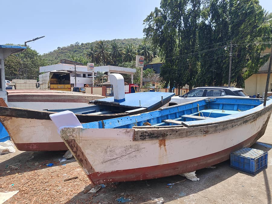 ಕಾರವಾರದ ಬೈತಕೋಲದ ಮೀನುಗಾರಿಕಾ ಬಂದರಿನಲ್ಲಿ ದೋಣಿಗಳನ್ನು ಮುಚ್ಚದೆ ತೆರೆದಿಟ್ಟಿರುವುದು