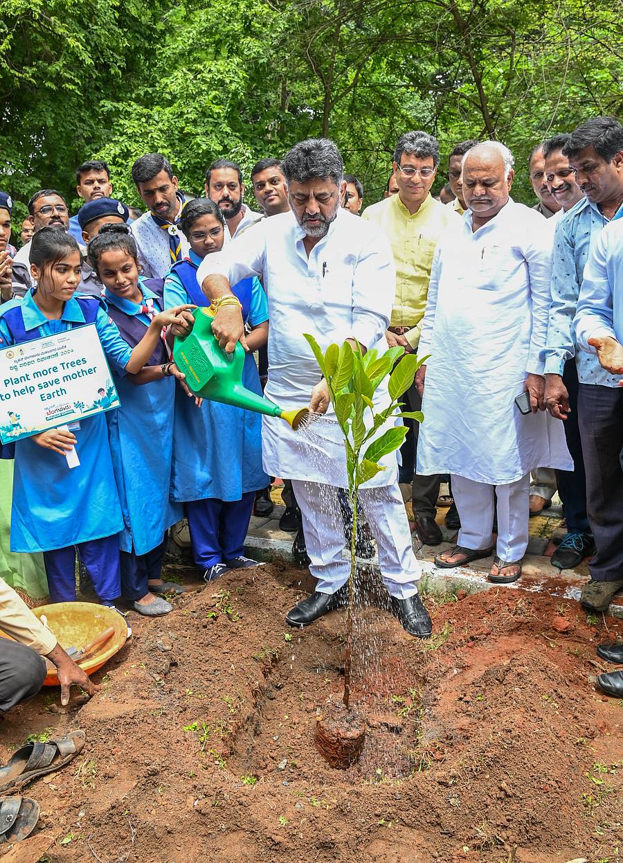 ವಿಶ್ವ ಪರಿಸರ ದಿನಾಚರಣೆ ಅಂಗವಾಗಿ ಉಪಮುಖ್ಯಮಂತ್ರಿ ಡಿ.ಕೆ. ಶಿವಕುಮಾರ್ ಅವರು ಮಕ್ಕಳೊಂದಿಗೆ ಗಿಡ ನೆಟ್ಟರು. ಜವಳಿ ಸಚಿವ ಶಿವಾನಂದ ಪಾಟೀಲ್, ಬಿಬಿಎಂಪಿ ಆಯುಕ್ತ ತುಷಾರ್ ಗಿರಿನಾಥ್ ಪಾಲ್ಗೊಂಡಿದ್ದರು –ಪ್ರಜಾವಾಣಿ ಚಿತ್ರ