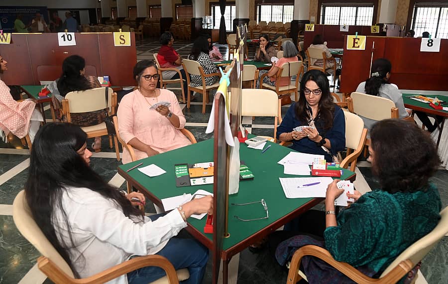 ರಾಷ್ಟ್ರೀಯ ಬ್ರಿಜ್ ಚಾಂಪಿಯನ್ಷಿಪ್ನ ಮಹಿಳೆಯರ ವಿಭಾಗದ ಫೈನಲ್ ಮೇಲೆ ಕಣ್ಣಿಟ್ಟು ಸ್ಪರ್ಧಿಸಿದ ಜೋಡಿಗಳು –ಪ್ರಜಾವಾಣಿ ಚಿತ್ರ