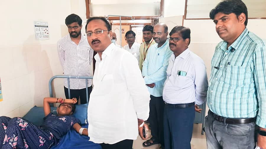 ಯಡ್ರಾಮಿ ತಾಲ್ಲೂಕಿನ ನಾಗರಹಳ್ಳಿ ತಾಂಡಾದ ಶಾಲಾ ಮಕ್ಕಳು ಆಸ್ಪತ್ರೆಯಲ್ಲಿ ಚಿಕಿತ್ಸೆ ಪಡೆದುಕೊಳ್ಳುತ್ತಿದ್ದು, ಡಾ. ಸಿದ್ದು ಪಾಟೀಲ, ಕಿರಣ, ವಿವೇಕಾನಂದ ರೆಡ್ಡಿ, ಡಿಎಚ್ಒ ಡಾ. ಸುರೇಶ, ಚಂದ್ರಮುರುಳಿ, ಡಾ. ರತ್ನಾಕರ ತೋರಣ, ಪಿಡಿಒ, ಅಧ್ಯಕ್ಷ, ಗ್ರಾಪಂ ಸದಸ್ಯರು ಭೇಟಿ ನೀಡಿ ಆರೋಗ್ಯ ವಿಚಾರಿಸಿದರು