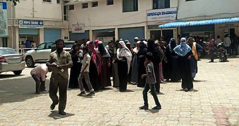 ಚನ್ನಪಟ್ಟಣದ ಎಲೆಕೇರಿ ಬಳಿಯ ಕುಂಬಾರಗುಂಡಿ ಪ್ರದೇಶದಲ್ಲಿ ಕಸ ಸುರಿಯುತ್ತಿರುವ ನಗರಸಭಾ ಸಿಬ್ಬಂದಿಯ ಕ್ರಮವನ್ನು ಖಂಡಿಸಿ ಎಲೆಕೇರಿ ನಿವಾಸಿಗಳು ನಗರಸಭಾ ಕಚೇರಿ ಎದುರು ಪ್ರತಿಭಟನೆ ನಡೆಸಿದರು