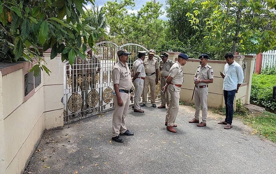 <div class="paragraphs"><p>ಹೊಳೆನರಸೀಪುರ ಚೆನ್ನಾಂಬಿಕಾ ನಿವಾಸಕ್ಕೆ ಪ್ರಜ್ವಲ್ ಅವರನ್ನು ಕರೆತಂದ ವೇಳೆ ಮನೆಯ ಎದುರು ಬಿಗಿ ಬಂದೋಬಸ್ತ್ ಮಾಡಲಾಗಿತ್ತು.</p></div>