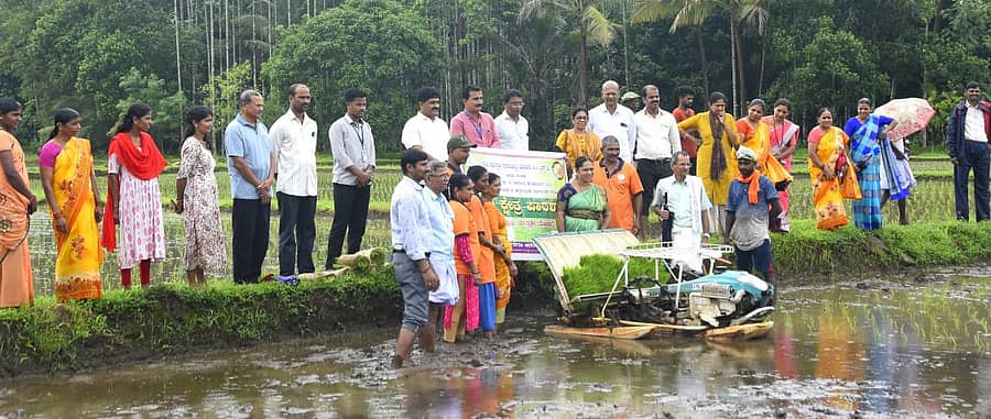 ಕೂಡ್ಲಿ ಶ್ರೀನಿವಾಸ ಉಡುಪರ ಮನೆಯಲ್ಲಿ ಯಂತ್ರಶ್ರೀ ಯೋಜನೆ ಬಗ್ಗೆ ತರಬೇತಿ, ನಾಟಿಯ ಪ್ರಾತ್ಯಕ್ಷಿಕೆ ನಡೆಯಿತು