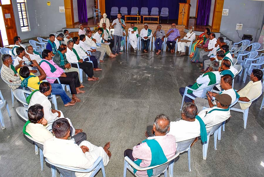 <div class="paragraphs"><p>ಮಂಡ್ಯ ನಗರದ ಗಾಂಧಿ ಭವನದಲ್ಲಿ ಶನಿವಾರ ಜಿಲ್ಲಾ ರೈತ ಸಂಘ ಮತ್ತು ಪ್ರಗತಿಪರ ಸಂಘಟನೆಗಳ ಮುಖಂಡರು ಕೆ.ಆರ್.ಎಸ್ ಜಲಾಶಯದ ವ್ಯಾಪ್ತಿಯಲ್ಲಿ ಸರ್ಕಾರ ನಡೆಸಲು ಉದ್ದೇಶಿಸಿರುವ ಟ್ರಯಲ್ ಬ್ಲಾಸ್ಟ್ ಬಗ್ಗೆ ಚಿಂತನ ಮಂಥನ ಸಭೆ ನಡೆಸಿದರು</p></div>