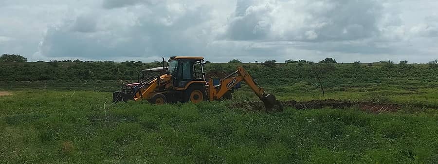 ಗುಂಡ್ಲುಪೇಟೆ ತಾಲ್ಲೂಕಿನ ಕಲ್ಲಿಗೌಡನಹಳ್ಳಿ ವಗರಕಟ್ಟೆ ಕೆರೆಯಲ್ಲಿ ಮಣ್ಣನ್ನು ಅಕ್ರಮವಾಗಿ ತೆಗೆಯುತ್ತಿರುವುದು.