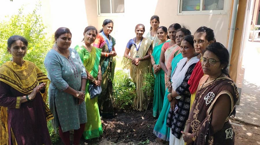 ಕೊಪ್ಪಳದ ಸಖಿ ಸ್ಟಾಪ್ ಒನ್ ಕೇಂದ್ರದ ಎದುರು ಬುಧವಾರ ಪರಿಸರ ದಿನ ಆಚರಿಸಲಾಯಿತು