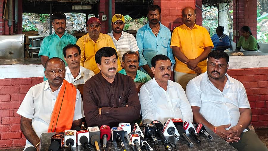 ರಾಮನಗರದಲ್ಲಿ ಗುರುವಾರ ನಡೆದ ಸುದ್ದಿಗೋಷ್ಠಿಯಲ್ಲಿ ಬಿಜೆಪಿಯ ವಿಧಾನ ಪರಿಷತ್ ಸದಸ್ಯ ಸಿ.ಪಿ. ಯೋಗೇಶ್ವರ್ ಮಾತನಾಡಿದರು. ಬಿಜೆಪಿ ಜಿಲ್ಲಾ ಘಟಕದ ಅಧ್ಯಕ್ಷ ಆನಂದಸ್ವಾಮಿ ಹಾಗೂ ಮುಖಂಡರು ಇದ್ದಾರೆ