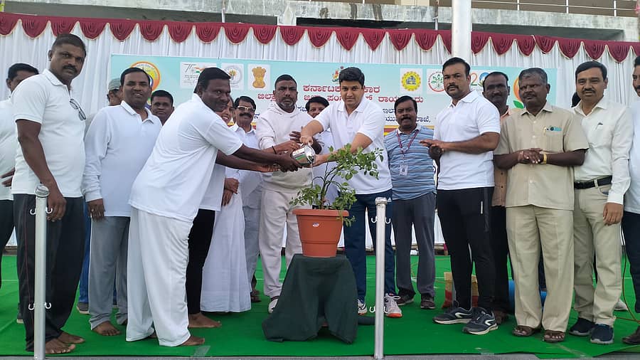 <div class="paragraphs"><p>ರಾಯಚೂರಿನಲ್ಲಿ ಶುಕ್ರವಾರ ಆಯೋಜಿಸಿದ್ದ ಸಾಮೂಹಿಕ ಯೋಗ ಕಾರ್ಯಕ್ರಮಕ್ಕೆ ಪ್ರಭಾರ ಜಿಲ್ಲಾಧಿಕಾರಿ ರಾಹುಲ್ ಪಾಂಡ್ವೆ ಚಾಲನೆ ನೀಡಿದರು. ಜಿಲ್ಲಾ ಪೊಲೀಸ್ ವರಿಷ್ಠಾಧಿಕಾರಿ ನಿಖಿಲ್ ಬಿ. ಹಾಗೂ ವಿವಿಧ ಇಲಾಖೆಗಳ ಅಧಿಕಾರಿಗಳು ಉಪಸ್ಥಿತರಿದ್ದರು</p></div>