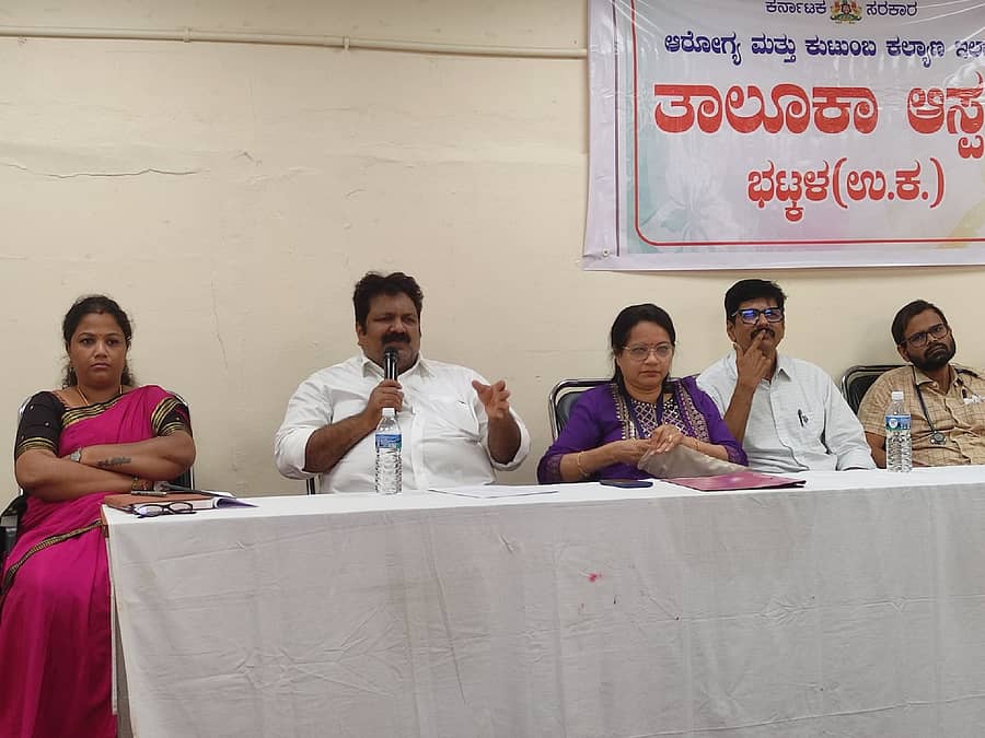 ಭಟ್ಕಳ ತಾಲ್ಲೂಕು ಆಸ್ಪತ್ರೆ ರಕ್ಷಾ ಸಮಿತಿಯ ಸಾಮಾನ್ಯ ಸಭೆಯಲ್ಲಿ ಸಚಿವ ಮಂಕಾಳ ವೈದ್ಯ ಮಾತನಾಡಿದರು