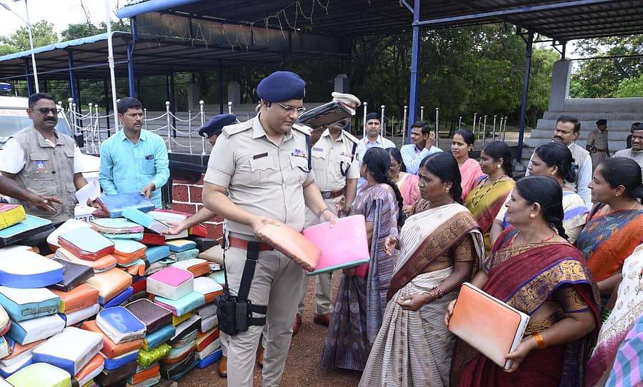 <div class="paragraphs"><p>ಆಟೋಗಳಲ್ಲಿ ನಿಯಮಬಾಹಿರವಾಗಿ ಚಾಲಕನ ಅಕ್ಕಪಕ್ಕ ಅಳವಡಿಸಿದ್ದ ಸೀಟ್ಗಳನ್ನು ಬೀದರ್ ಜಿಲ್ಲಾ ಪೊಲೀಸರು ತೆಗೆಸಿ ಜಪ್ತಿ ಮಾಡಿದ್ದಾರೆ. </p></div>