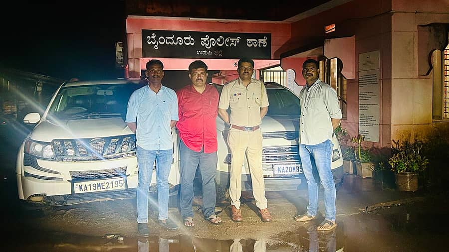 ಆರೋಪಿಗಳಿಂದ ವಶಪಡಿಸಿಕೊಂಡ ಎರಡು ಕಾರುಗಳು