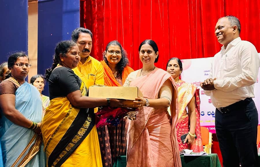 ಬೆಳಗಾವಿಯಲ್ಲಿ ಶುಕ್ರವಾರ ಸಚಿವೆ ಲಕ್ಷ್ಮಿ ಹೆಬ್ಬಾಳಕರ ಅವರು ಅಂಗನವಾಡಿ ಕಾರ್ಯರ್ತೆಯರಿಗೆ ಸೌಕರ್ಯಗಳ ಕಿಟ್ ವಿತರಿಸಿದರು