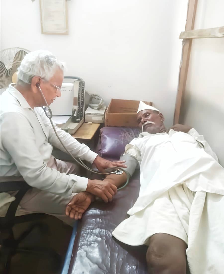 ಬೈಲಹೊಂಗಲದ ತಮ್ಮ ಕ್ಲಿನಿಕ್ನಲ್ಲಿ ಡಾ.ಎ.ಎನ್.ಬಾಳಿ ಅವರು ರೋಗಿಯೊಬ್ಬರ ತಪಾಸಣೆ ಮಾಡುತ್ತಿರುವುದು