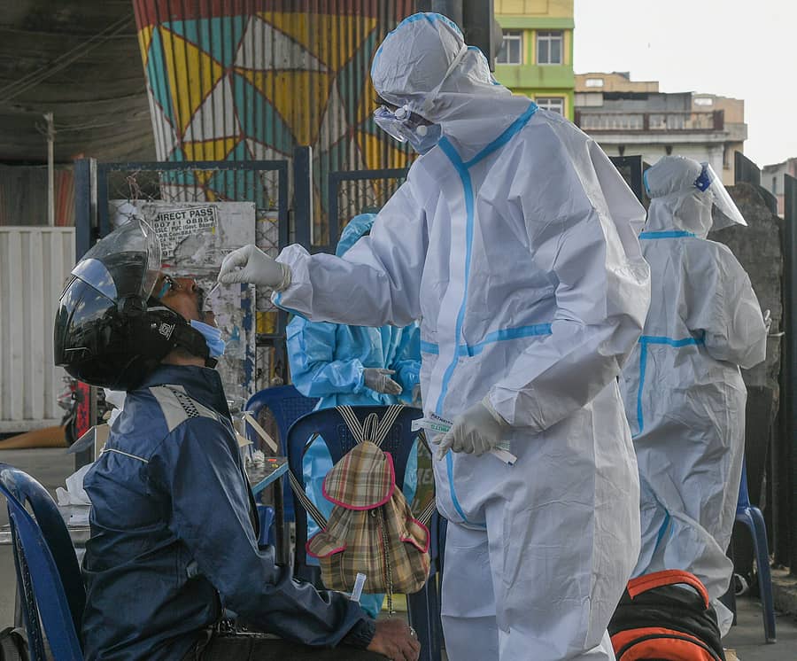 ಕೊರೊನಾ ರೋಗಾಣು ಪರೀಕ್ಷೆಗೆ ಮಾದರಿ ಸಂಗ್ರಹ (ಸಾಂದರ್ಭಿಕ ಚಿತ್ರ)