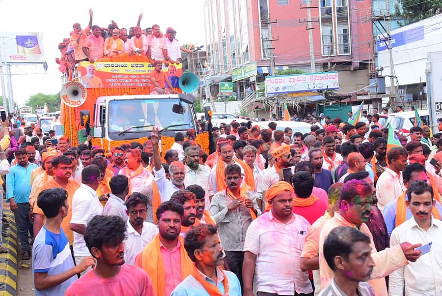 <div class="paragraphs"><p>ಹಾವೇರಿ ಲೋಕಸಭಾ ಚುನಾವಣೆಯಲ್ಲಿ ಜಯ ಗಳಿಸಿದ ಬಿಜೆಪಿ ಅಭ್ಯರ್ಥಿ ಬಸವರಾಜ ಬೊಮ್ಮಾಯಿ ಅವರು ಮಂಗಳವಾರ ಕಾರ್ಯಕರ್ತರೊಂದಿಗೆ ವಿಜಯೋತ್ಸವ ಮೆರವಣಿಗೆ ನಡೆಸಿದರು </p></div>