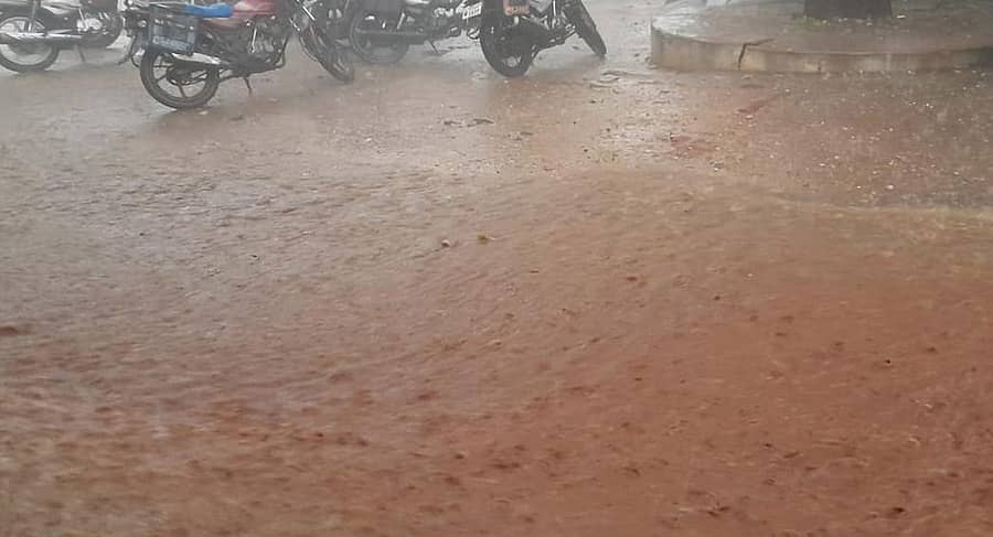 ಗೋಕಾಕದಲ್ಲಿ ಗುರುವಾರ ಸುರಿದ ಧಾರಾಕರ ಮಳೆಯಿಂದ ರಸ್ತೆ ಮೇಲೆ ನೀರು ಸಂಗ್ರಹವಾಗಿರುವುದು