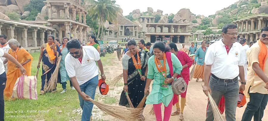 ಹಂಪಿಯಲ್ಲಿ ಭಾನುವಾರ ಬಿಜೆಪಿ ವತಿಯಿಂದ ಸ್ವಚ್ಛತಾ ಅಭಿಯಾನ ನಡೆಯಿತು
