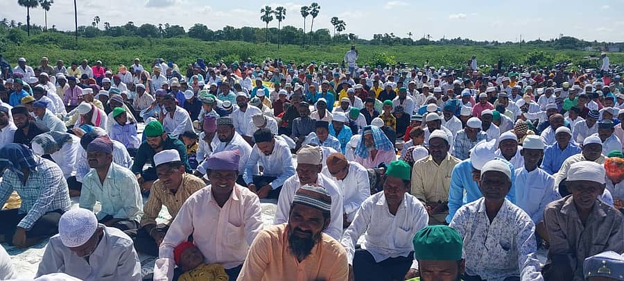 ಕ‌ನಕಗಿರಿಯ ಈದ್ಗಾ ಮೈದಾನದಲ್ಲಿ ಸೋಮವಾರ ಬಕ್ರೀದ್ ಹಬ್ಬದ ಸಾಮೂಹಿಕ ಪ್ರಾರ್ಥನೆಯಲ್ಲಿ ಮುಸ್ಲಿಂ ಸಮುದಾಯದವರು ಭಾಗವಹಿಸಿದ್ದರು 