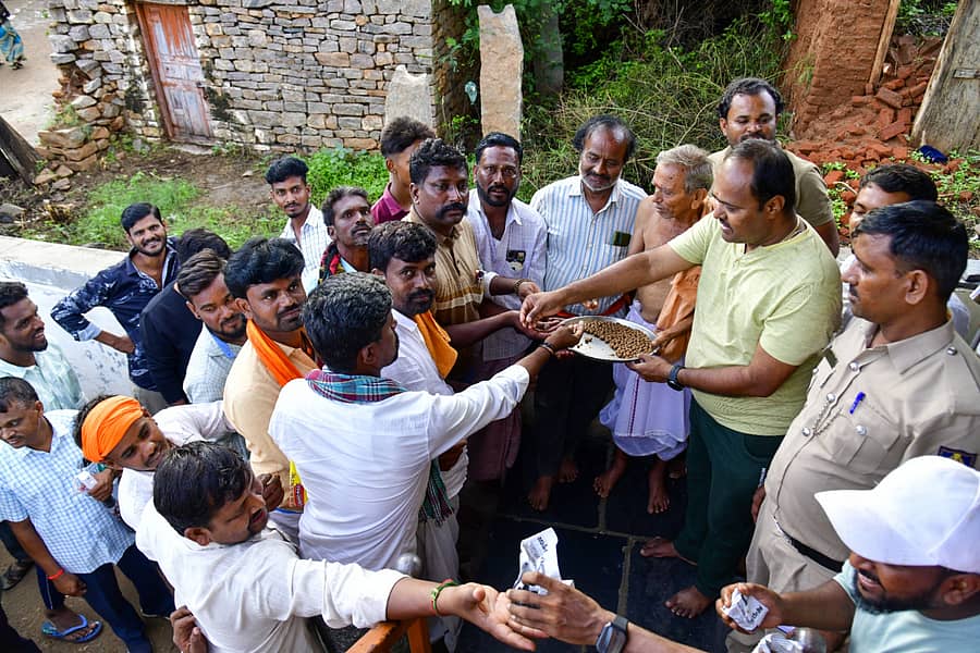 ಕೊಪ್ಪಳ ತಾಲ್ಲೂಕಿನ ಕುಟುಗನಹಳ್ಳಿ ಗ್ರಾಮದಲ್ಲಿ ಅಶೋಕರಾವ್ ಕುಲಕರ್ಣಿ ಅವರಿಂದ ಮನೆ ಔಷಧಿ ಪಡೆದ ಜನ