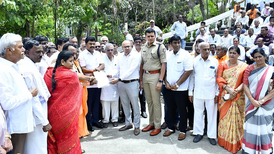 ಚಿತ್ರದುರ್ಗದ ರೇಣುಕಸ್ವಾಮಿಯನ್ನು ಕೊಲೆ ಮಾಡಿದ ಆರೋಪಿಗಳಿಗೆ ಕಠಿಣ ಶಿಕ್ಷೆ ವಿಧಿಸುವಂತೆ ಆಗ್ರಹಿಸಿ ವಿವಿಧ ಸಂಘಟನೆಗಳಿಂದ ಶಿವಮೊಗ್ಗದಲ್ಲಿ ಬುಧವಾರ ಪ್ರತಿಭಟನೆ ನಡೆಸಿ, ಜಿಲ್ಲಾಧಿಕಾರಿಗೆ ಮನವಿ ಸಲ್ಲಿಸಲಾಯಿತು