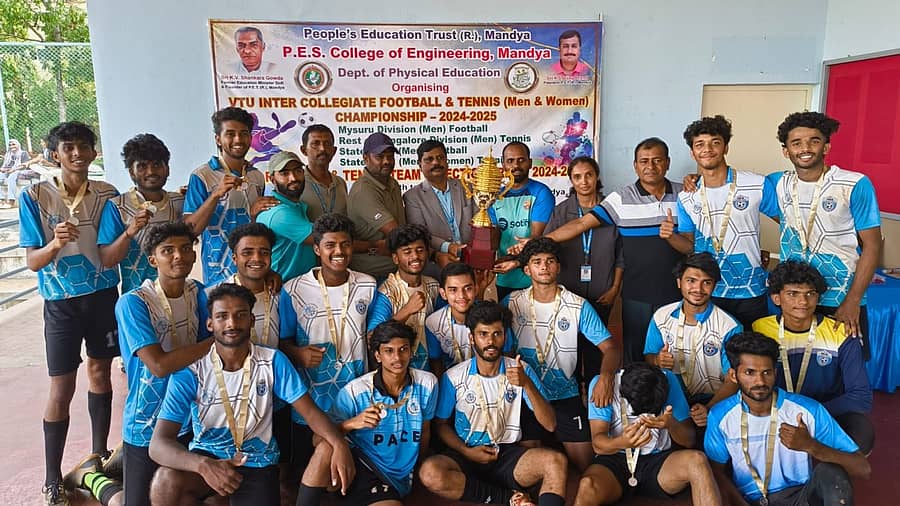 <div class="paragraphs"><p>ಮಂಡ್ಯದಲ್ಲಿ ನಡೆದ ರಾಜ್ಯಮಟ್ಟದ ಫುಟ್ಬಾಲ್ ಚಾಂಪಿಯನ್ಶಿಪ್ ಟೂರ್ನಿಯಲ್ಲಿ ವಿಜೇತರಾದ ಮಂಗಳೂರಿನ ಪಿ.ಎ. ಎಂಜಿನಿಯರಿಂಗ್ ಕಾಲೇಜು ತಂಡದವರು ಬಹುಮಾನ ಪಡೆದರು</p></div>