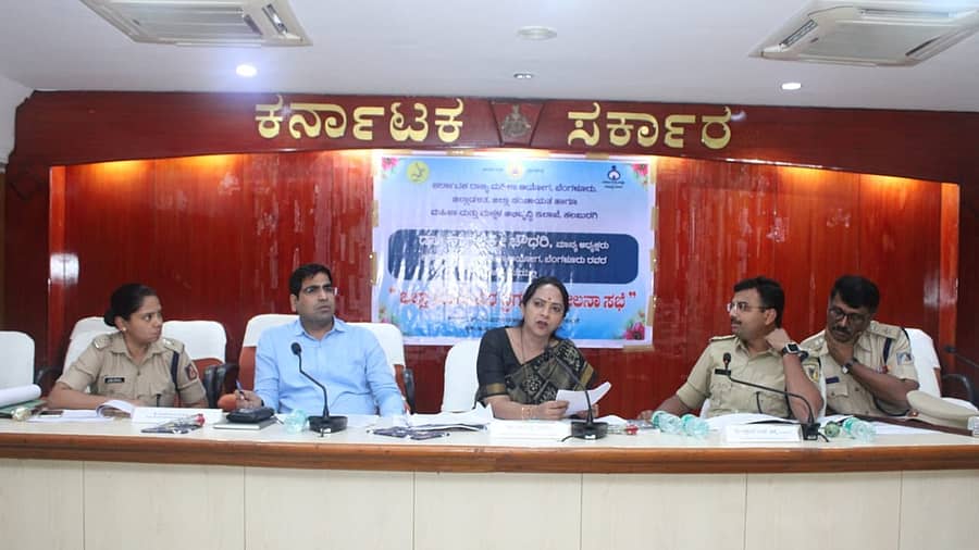 <div class="paragraphs"><p>ಕಲಬುರಗಿಯಲ್ಲಿ ನಡೆದ ಸುದ್ದಿಗೋಷ್ಠಿಯಲ್ಲಿ ರಾಜ್ಯ ಮಹಿಳಾ ಆಯೋಗದ ಅಧ್ಯಕ್ಷೆ ಡಾ.ನಾಗಲಕ್ಷ್ಮಿ ಚೌಧರಿ ಮಾತನಾಡಿದರು. ಡಿಸಿಪಿ ಕನಿಕಾ ಸಿಕ್ರಿವಾಲ್, ಜಿಲ್ಲಾ ಪಂಚಾಯಿತಿ ಸಿಇಒ ಭಂವರ್ ಸಿಂಗ್ ಮೀನಾ, ಎಸ್ಪಿ ಅಕ್ಷಯ್ ಹಾಕೈ, ಹೆಚ್ಚುವರಿ ಎಸ್ಪಿ ಶ್ರೀನಿಧಿ ಇದ್ದರು</p></div>