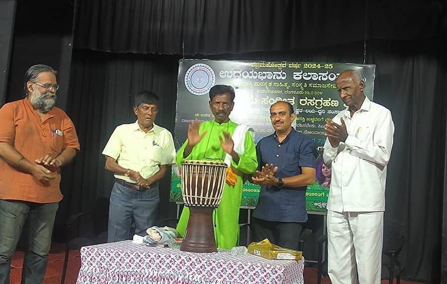 ‘ಮುಂಗಾರು ಸಂಗೀತ ರಸಗ್ರಹಣ ಸಪ್ತಾಹ’ ಸಮಾರಂಭವನ್ನು ಅಪ್ಪಗೆರೆ ತಿಮ್ಮರಾಜು ಉದ್ಘಾಟಿಸಿದರು. ರಾಧಾಕೃಷ್ಣ, ಎಲ್. ವೆಂಕಟಪ್ಪ, ಹರೀಶ ನರಸಿಂಹ ಹಾಗೂ ಶ್ರೀರಾಮೇಗೌಡ ಪಾಲ್ಗೊಂಡಿದ್ದರು.