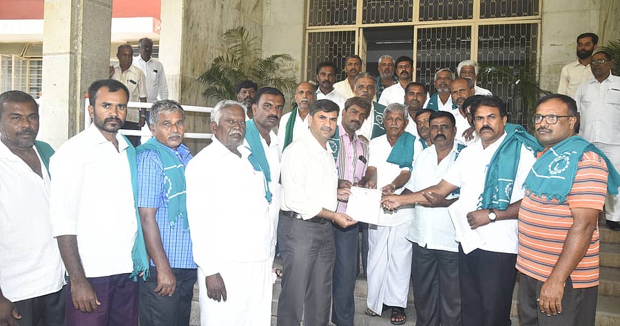 <div class="paragraphs"><p>ತುಮಕೂರು ಜಿಲ್ಲಾಧಿಕಾರಿ ಕಚೇರಿ ಬಳಿ ಶನಿವಾರ ಬಿತ್ತನೆ ಬೀಜ, ಕೃಷಿ ಪರಿಕರಗಳ ದರ ಕಡಿಮೆ ಮಾಡುವುದು ಸೇರಿದಂತೆ ವಿವಿಧ ಬೇಡಿಕೆಗಳ ಈಡೇರಿಕೆಗೆ ಆಗ್ರಹಿಸಿ ರಾಜ್ಯ ರೈತ ಸಂಘದಿಂದ ಜಿಲ್ಲಾಧಿಕಾರಿ ಕಚೇರಿ ಸಹಾಯಕ ಮೋಹನ್ಕುಮಾರ್ ಅವರಿಗೆ ಮನವಿ ಸಲ್ಲಿಸಲಾಯಿತು.</p></div>