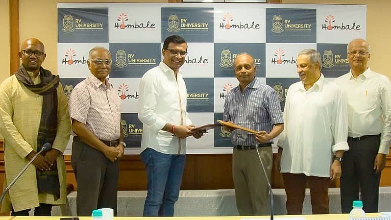 <div class="paragraphs"><p>ಎಂ.ಪಿ. ಶ್ಯಾಮ್ ಹಾಗೂ ಹೊಂಬಾಳೆ ಫಿಲ್ಮ್ಸ್ನ ನಿರ್ದೇಶಕ ಚಲುವೇಗೌಡ ಅವರು ಒಡಂಬಡಿಕೆ ಪತ್ರಗಳನ್ನು ವಿನಿಮಯ ಮಾಡಿಕೊಂಡರು.</p></div>