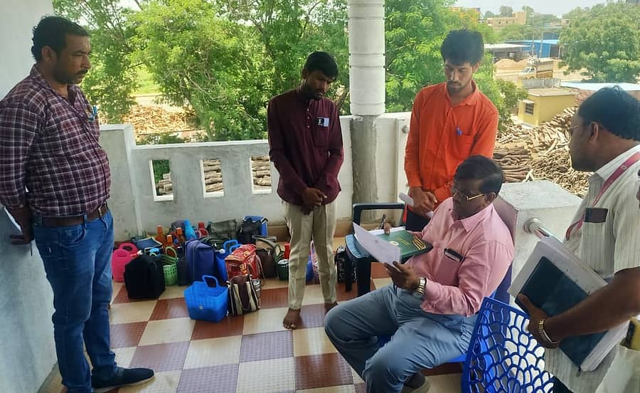 ಔರಾದ್ನ ಖಾಸಗಿ ಕೋಚಿಂಗ್ ಸೆಂಟರ್ಗೆ ಕ್ಷೇತ್ರ ಶಿಕ್ಷಣಾಧಿಕಾರಿ ಟಿ.ಆರ್. ದೊಡ್ಡೆ ಅವರು ಭೇಟಿ ನೀಡಿ ಮಾಹಿತಿ ಪಡೆದರು