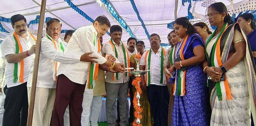 <div class="paragraphs"><p>ಮಾಗಡಿ ಸೋಮೇಶ್ವರ ಬಡಾವಣೆಯಲ್ಲಿ ಕಾಂಗ್ರೆಸ್ ವತಿಯಿಂದ ಮತದಾರರಿಗೆ ಏರ್ಪಡಿಸಿದ್ದ ಕೃತಜ್ಞತಾ ಸಮಾರಂಭವನ್ನು ಮಾಜಿ ಸಂಸದ ಡಿ.ಕೆ.ಸುರೇಶ್ ಉದ್ಘಾಟಿಸಿದರು. ಶಾಸಕ ಹೆಚ್.ಸಿ.ಬಾಲಕೃಷ್ಣ ಇದ್ದರು</p></div>