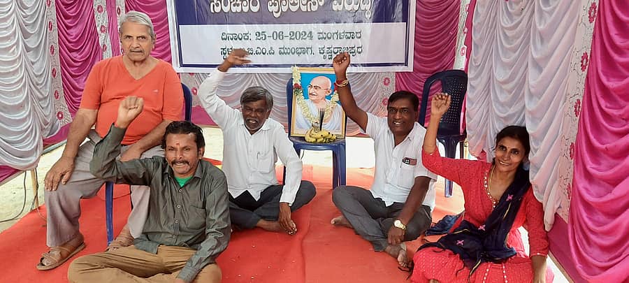 ಕೆ.ಆರ್.ಪುರ ಮಾರುಕಟ್ಟೆ ಮೈದಾನವನ್ನು ಉಳಿಸುವಂತೆ ಆಗ್ರಹಿಸಿ ಕೆ.ಆರ್.ಪುರದ ನಾಗರೀಕರು ಕೆ.ಆರ್.ಪುರ ಬಿಬಿಎಂಪಿ ಕಚೇರಿ ಮುಂದೆ ಪ್ರತಿಭಟನೆ ನಡೆಸಿದರು.