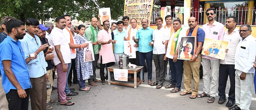 ನರೇಂದ್ರ ಮೋದಿ ಮತ್ತೆ ಪ್ರಧಾನಿಯಾದ ಹಿನ್ನೆಲೆಯಲ್ಲಿ ಮೈಸೂರಿನ ಅಗ್ರಹಾರದ 101 ಗಣಪತಿ ದೇವಸ್ಥಾನದ ಬಳಿ ಭಾನುವಾರ ‘ಯದುವೀರ್ ಒಡೆಯರ್ ಸೇನೆ’ ಹಾಗೂ ‘ನರೇಂದ್ರ ಮೋದಿ ಅಭಿಮಾನಿ ಬಳಗ’ದ ಸದಸ್ಯರು, ನಾಗರಿಕರಿಗೆ ಚಹಾ ನೀಡಿದರು