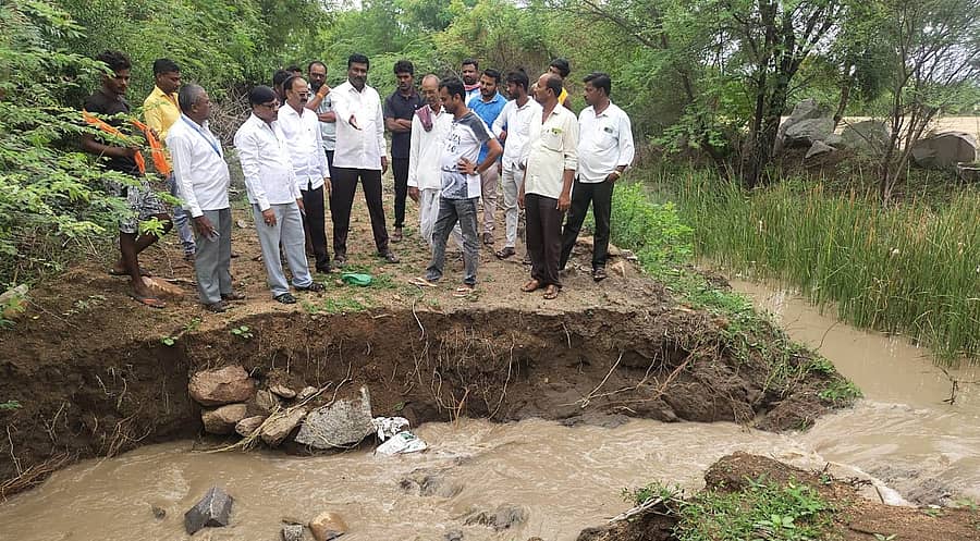 ತಾವರಗೇರಾ ಪಟ್ಟಣದ ರಾಯನಕೆರೆಯ ಹಿನ್ನಿರಿನ ಕಾಲುವೆ ಒಡೆದು ನೀರು ಪೋಲಾಗುತ್ತಿರುವ ಸ್ಥಳಕ್ಕೆ ಶುಕ್ರವಾರ ಸಣ್ಣ ನೀರಾವರಿ ಇಲಾಖೆಯ ಸಹಾಯಕ ಎಂಜಿನಿಯರ್‌ ರಾಜಶೇಖರ ಕಟ್ಟಿಮನಿ ಭೇಟಿ ನೀಡಿ ಪರಿಶೀಲನೆ ನಡೆಸಿದರು