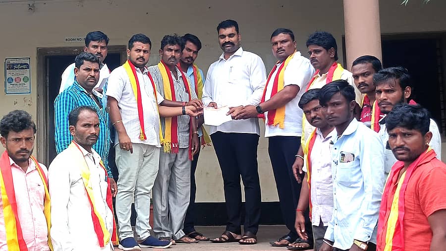 ಮೂಡಲಗಿ ತಾಲ್ಲೂಕಿನ ಅರಭಾವಿಯ ನಾಡಕಚೇರಿಯಲ್ಲಿ ಖಾಸಗಿ ಏಜೆಂಟರ ಹಾವಳಿಯನ್ನು ನಿಲ್ಲಿಸಬೇಕು ಎಂದು ಒತ್ತಾಯಿಸಿ ಕರುನಾಡು ರಕ್ಷಣಾ ವೇದಿಕೆಯವರು ತಹಶೀಲ್ದಾರ್ ಮಹಾದೇವ ಸನಮೂರಿ ಅವರಿಗೆ ಮನವಿ ಅರ್ಪಿಸಿದರು