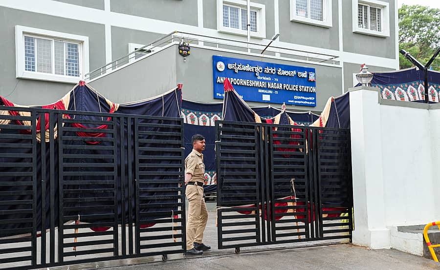 ಅನ್ನಪೂರ್ಣೇಶ್ವರಿನಗರ ಪೊಲೀಸ್ ಠಾಣೆಯನ್ನು ಶಾಮಿಯಾನ ಹಾಗೂ ಪರದೆಯಿಂದ ಮುಚ್ಚಿರುವುದು –ಪ್ರಜಾವಾಣಿ ಚಿತ್ರ/ ಎಂ.ಎಸ್.ಮಂಜುನಾಥ್