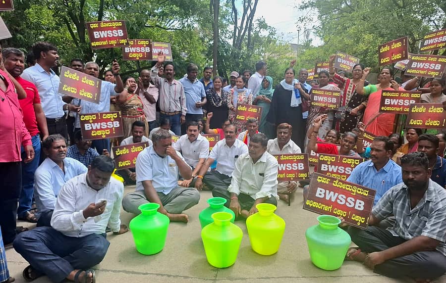 ಹೊರಮಾವು ವಾರ್ಡ್‌ನ ನಿವಾಸಿಗಳು ಎಚ್‌ಆರ್‌ಬಿಆರ್ ಬಡಾವಣೆಯ ಜಲಮಂಡಳಿ ಕಚೇರಿ ಮುಂದೆ ಪ್ರತಿಭಟನೆ ನಡೆಸಿದರು