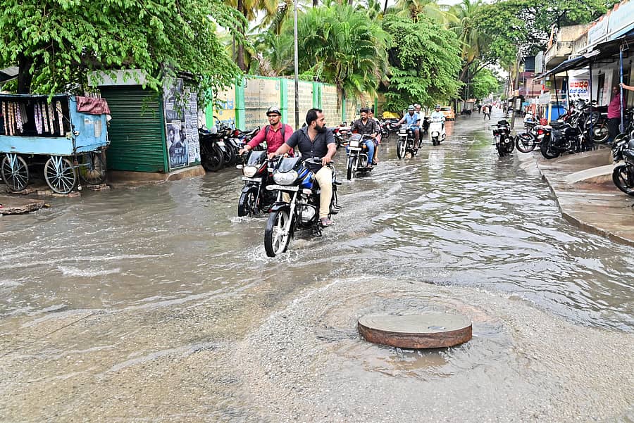 ದಾವಣಗೆರೆಯ ವಿನೋಬನಗರದಲ್ಲಿ ಶುಕ್ರವಾರ ಮಧ್ಯಾಹ್ನ ಸುರಿದ ಭಾರಿ ಮಳೆಯಿಂದ ಜಲಾವೃತವಾಗಿದ್ದ ರಸ್ತೆಯಲ್ಲೇ ಬೈಕ್ ಸವಾರರು ಸಾಗಿದರು –ಪ್ರಜಾವಾಣಿ ಚಿತ್ರಗಳು/ ಸತೀಶ್ ಬಡಿಗೇರ್