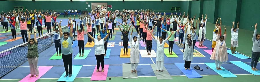ಅಂತರಾಷ್ಟ್ರೀಯ ಯೋಗ ದಿನಾಚರಣೆ ಅಂಗವಾಗಿ ಯೋಗ ಪ್ರಾತ್ಯಕ್ಷಿಕೆ ನಡೆಯಿತು