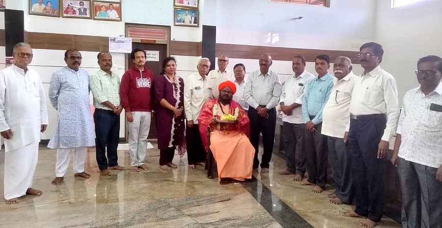 ಮೊಳಕಾಲ್ಮುರಿನ ಸ್ವಕುಳಸಾಳಿ ನೇಕಾರ ಗುರುಪೀಠಕ್ಕೆ ಭಾನುವಾರ ಭೇಟಿ ನೀಡಿದ್ದ ಕರಣಗಿರಿ ಮಹರಾಜ್ ಸ್ವಾಮೀಜಿ ಅವರನ್ನು ಸಮುದಾಯದ ಮುಖಂಡರು ಸನ್ಮಾನಿಸಿದರು