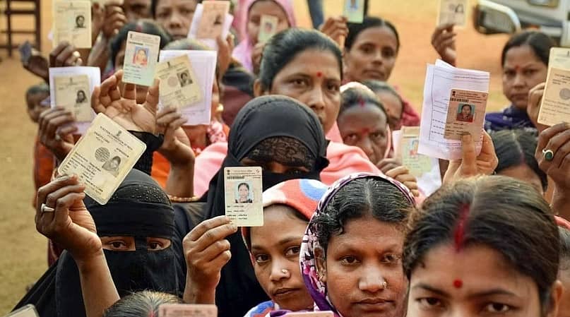 <div class="paragraphs"><p>ಮತದಾರರು ಸರದಿ ಸಾಲಿನಲ್ಲಿ ನಿಂತಿರುವ ದೃಶ್ಯ</p></div>