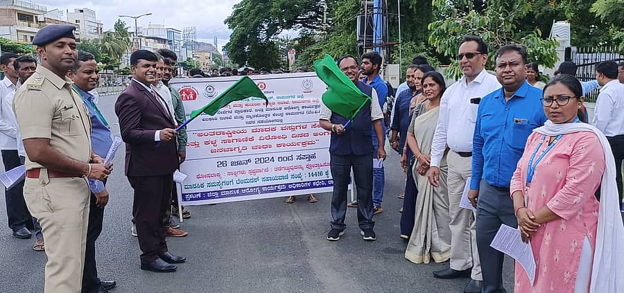 ಅಂತರರಾಷ್ಟ್ರೀಯ ಮಾದಕ ವಸ್ತುಗಳ ಬಳಕೆ ಮತ್ತು ಕಳ್ಳ ಸಾಗಾಣಿಕೆ ವಿರೋಧಿ ದಿನಾಚರಣೆ ಅಂಗವಾಗಿ ರಾಮನಗರದಲ್ಲಿ ಬುಧವಾರ ಆಯೋಜಿಸಿದ್ದ ಜಾಗೃತಿ ಜಾಥಾಕ್ಕೆ ರಾಮನಗರದ ಹೆಚ್ಚುವರಿ ಹಿರಿಯ ಸಿವಿಲ್ ನ್ಯಾಯಾಧೀಶ ಮಹೇಶ್ ಬಿ.ಟಿ ಚಾಲನೆ ನೀಡಿದರು