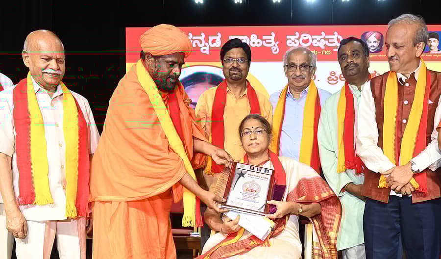 <div class="paragraphs"><p>ಚಾವುಂಡರಾಯ ದತ್ತಿ ಪ್ರಶಸ್ತಿಯನ್ನು ಲೇಖಕಿ ಪ್ರೀತಿ ಶುಭಚಂದ್ರ ಅವರಿಗೆ ಭುವನಕೀರ್ತಿ ಭಟ್ಟಾರಕ ಸ್ವಾಮೀಜಿ ಪ್ರದಾನ ಮಾಡಿದರು. ಸಾಹಿತಿ ಹಂ.ಪ.ನಾಗರಾಜಯ್ಯ,ಕನ್ನಡ ಸಾಹಿತ್ಯ ಪರಿಷತ್ತಿನ ಅಧ್ಯಕ್ಷ ಮಹೇಶ ಜೋಶಿ, ಗೌರವ ಕಾರ್ಯದರ್ಶಿ ನೇ ಭ ರಾಮಲಿಂಗಶೆಟ್ಟಿ ಅಮೆರಿಕದ ನ್ಯೂಜೆರ್ಸಿಯ ಬೃಂದಾವನ ಕನ್ನಡ ಕೂಟದ ಸಂಸ್ಥಾಪಕ ಅಧ್ಯಕ್ಷ ಪ್ರಸನ್ನಕುಮಾರ್ ಉಪಸ್ಥಿತರಿದ್ದರು.</p></div>