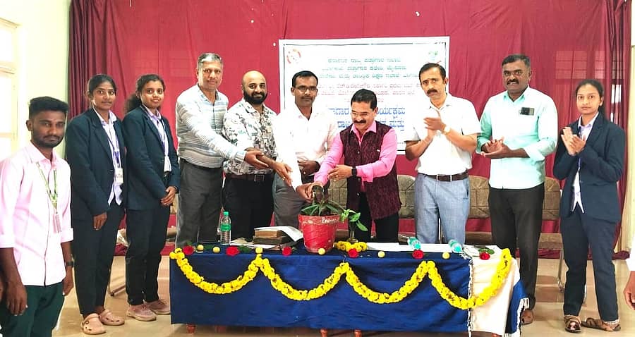 ಹೊಳೆನರಸೀಪುರ ತಾಲ್ಲೂಕಿನ ಪಡವಲಹಿಪ್ಪೆ ಸರ್ಕಾರಿ ಪ್ರಥಮ ದರ್ಜೆ ಕಾಲೇಜಿನಲ್ಲಿ ಇತ್ತೀಚೆಗೆ ಕರ್ನಾಟಕ ರಾಜ್ಯ ಪತ್ರಾಗಾರ ಇಲಾಖೆ ಆಯೋಜಿಸಿದ್ದ ಕಾರ್ಯಕ್ರಮವನ್ನು ಪ್ರಾಂಶುಪಾಲ ಜಿ.ಡಿ. ನಾರಾಯಣ್ ಉದ್ಘಾಟಿಸಿದರು. ಮೈಸೂರು ವಿಭಾಗೀಯ ಕಚೇರಿಯ ಸಹಾಯಕ ನಿರ್ದೆಶಕ ಎಚ್.ಎಲ್. ಮಂಜುನಾಥ್ ಭಾಗವಹಿಸಿದ್ದರು