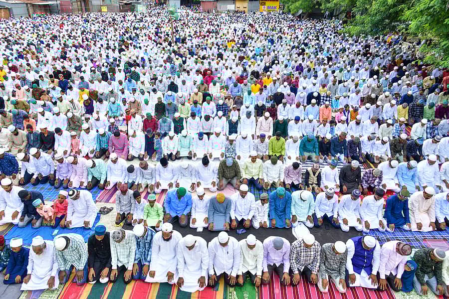 ಕೊಪ್ಪಳದ ಹಳೆ ಜಿಲ್ಲಾಸ್ಪತ್ರೆ ಪಕ್ಕದ ಈದ್ಗಾ ಮೈದಾನದಲ್ಲಿ ಸೋಮವಾರ ಬಕ್ರೀದ್ ಅಂಗವಾಗಿ ಸಾವಿರಾರು ಮುಸ್ಲಿಮರು ಸಾಮೂಹಿಕ ಪ್ರಾರ್ಥನೆ ಸಲ್ಲಿಸಿದಾಗ ಕಂಡು ಬಂದ ಚಿತ್ರಣ –ಪ್ರಜಾವಾಣಿ ಚಿತ್ರ